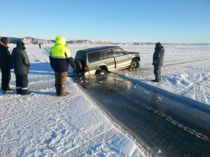 Несколько автомобилей провалились в трещину на льду бухты Гертнера в Магадане в Магадане &laquo; автомагадан