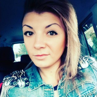 Вероника Бобрусь — «дорожная фея», которая самостоятельно чинит ямы на дорогах в Омске в Магадане &laquo; автомагадан