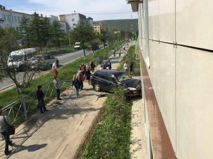 Моя машина, что хочу с ней, то и делаю: в Магадане автоледи протаранила здание миграционной службы в Магадане &laquo; автомагадан