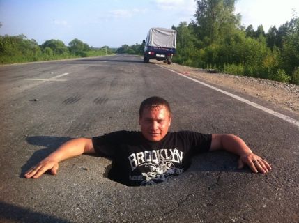 Специалисты ГЭЛУДа продолжают ямочный ремонт городских дорог в Магадане &laquo; автомагадан