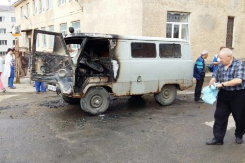 «УАЗ» на ходу загорелся в одном из дворов Магадана в Магадане &laquo; автомагадан