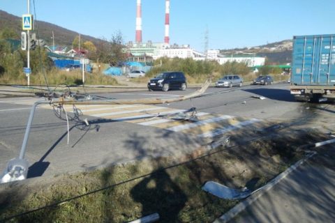 В Магадане КамАЗ снес светофор на улице Речной в Магадане &laquo; автомагадан