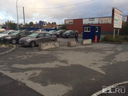 В Екатеринбурге за ночь превратили бесплатную парковку в платную, огородив машины бетонными блоками в Магадане &laquo; автомагадан