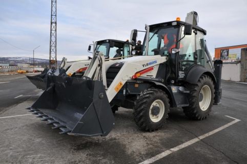 В Магадане парк коммунальной техники ГЭЛУДа пополнился новым экскаватором- погрузчиком в Магадане &laquo; автомагадан