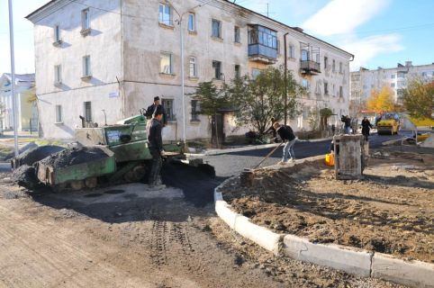 В Магадане Отсутствие снега позволяет коммунальным службам продлить работы по благоустройству магаданских дорог и дворов в Магадане &laquo; автомагадан