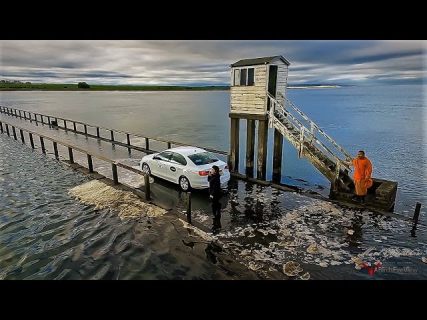 Дрон заснял, как такси попало в прилив на мосту между Святым островом и Англией в Магадане &laquo; автомагадан