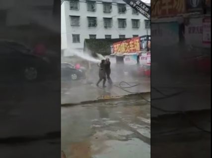 Битва сотрудниц конкурирующих автомоек в Магадане &laquo; автомагадан