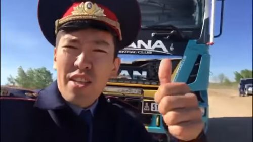 Гаишников прокатили на Дакаровском MANе в Магадане &laquo; автомагадан