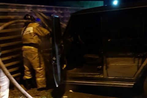 В Магадане ночью сгорели Mercedes Gelandwagen и Mitsubishi Libero в Магадане &laquo; автомагадан