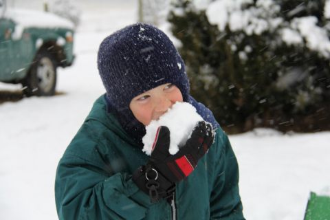 Магаданские коммунальщики просят у горожан помощи в уборке снега в Магадане &laquo; автомагадан